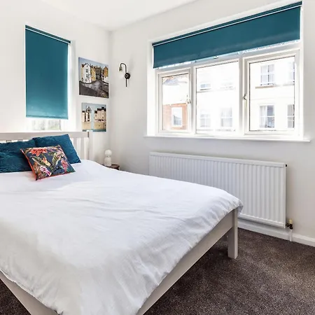 Mid-century Seascape 3-bed Free Parking