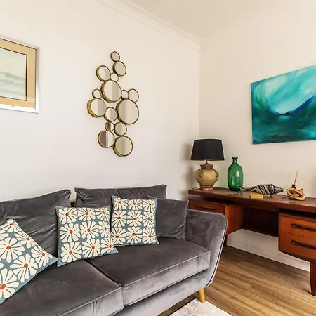 Mid-century Seascape 3-bed Free Parking Holiday home Scarborough