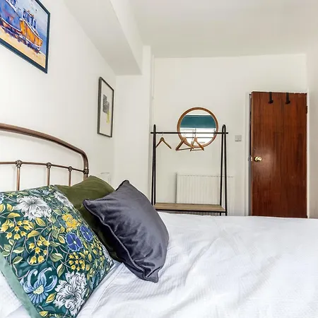 Mid-century Seascape 3-bed Free Parking