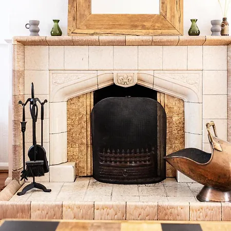 Mid-century Seascape 3-bed Free Parking Scarborough