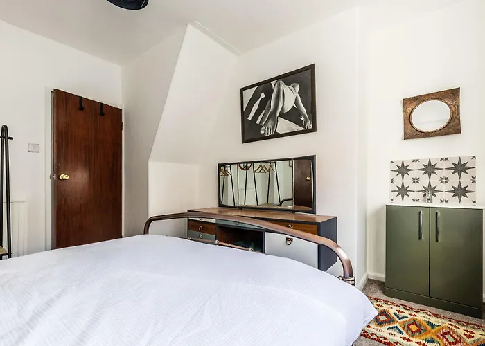 Mid-century Seascape 3-bed Free Parking *