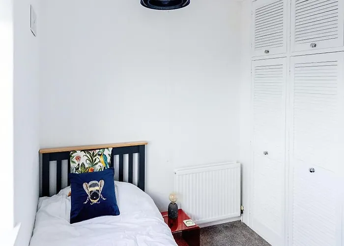 Mid-century Seascape 3-bed Free Parking Semesterbostad *