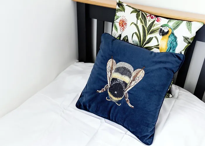 Mid-century Seascape 3-bed Free Parking Scarborough