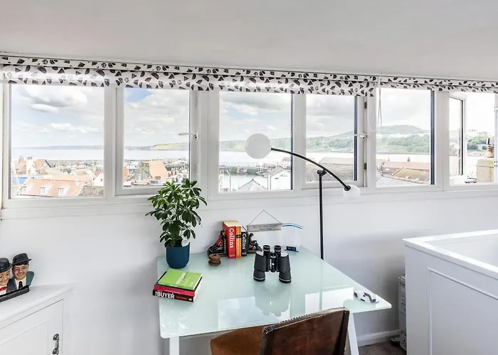 Mid-century Seascape 3-bed Free Parking Semesterbostad