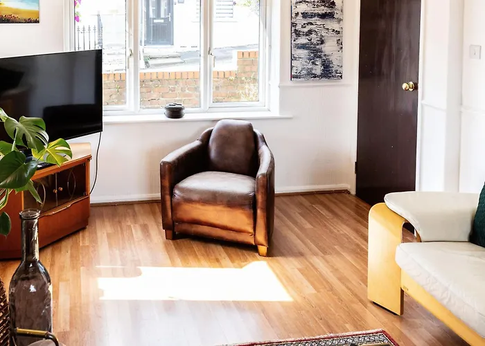 Mid-century Seascape 3-bed Free Parking *