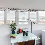 Mid-century Seascape 3-bed Free Parking 펜션