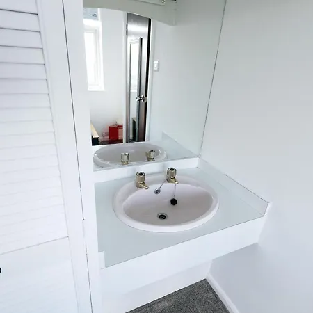 Mid-century Seascape 3-bed Free Parking * Σκάρμπορο