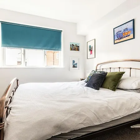Mid-century Seascape 3-bed Free Parking * Σκάρμπορο